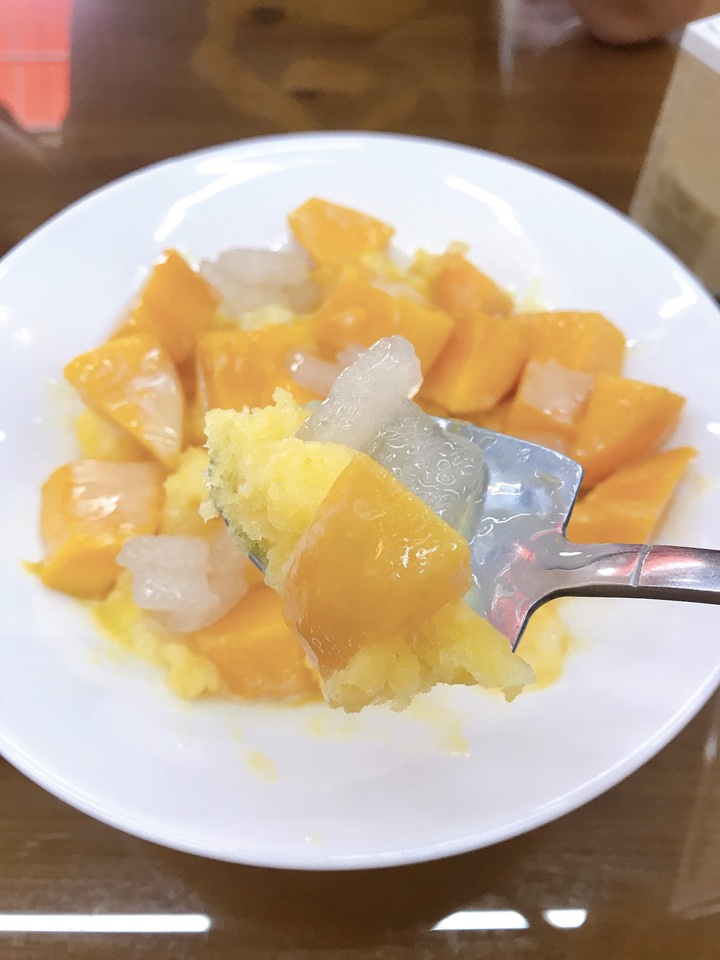 藏在巷弄間的冰店，原料都是手工製作，還有芒果多很多！！