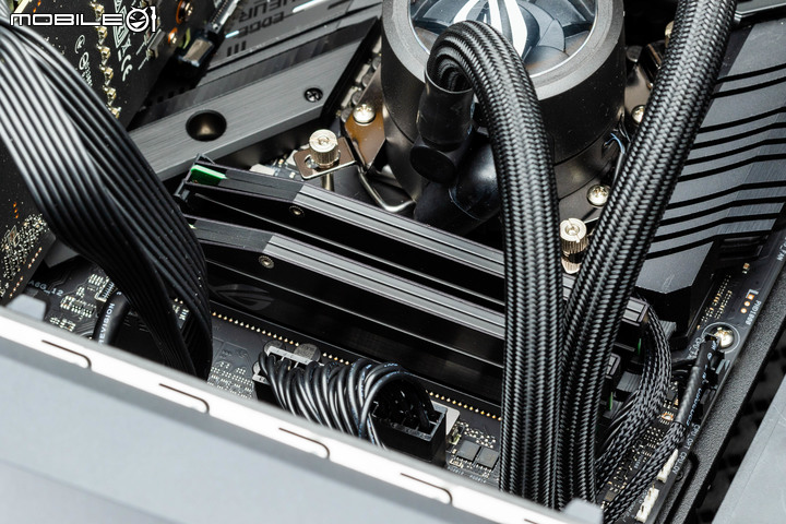 ROG STRIX GT35 電競主機實測 寬版機體擴充性與散熱兼具