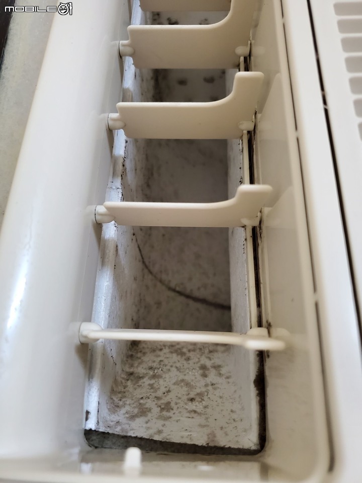 日立窗型冷氣的出風口內的保麗龍變得很髒