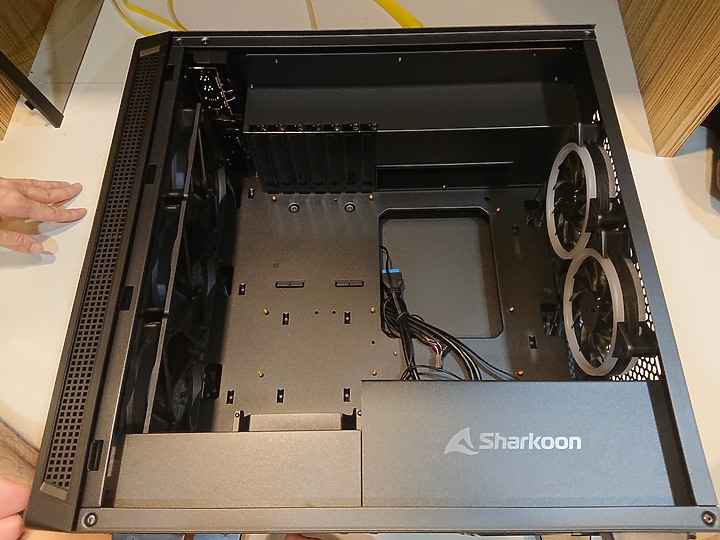 “顛覆”你的想像！！旋剛Sharkoon顛覆者2 REV220不專業開箱