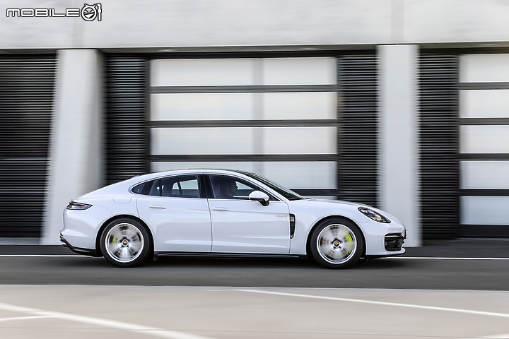 【最速跑房】小改款Porsche Panamera正式登場,內在更貼心、動力更加強勁!