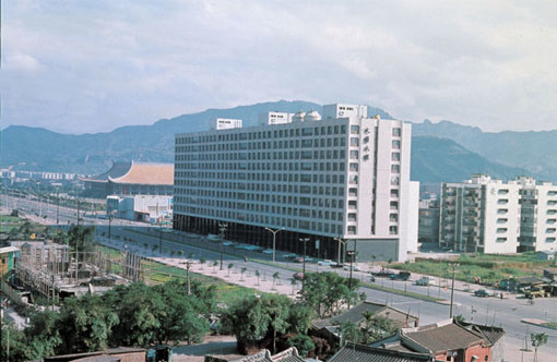 1970年板橋火車站週邊，板橋文化路到台北萬華商業區，絕對比剛蓋好的國父紀念館週邊熱鬧