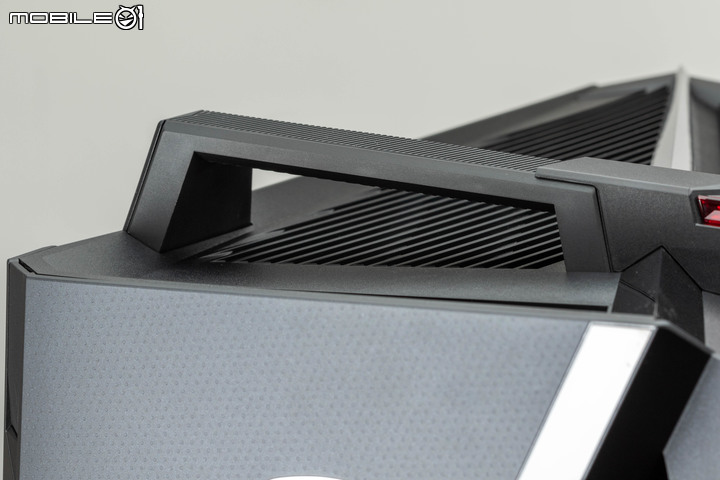 ROG STRIX GT35 電競主機實測 寬版機體擴充性與散熱兼具