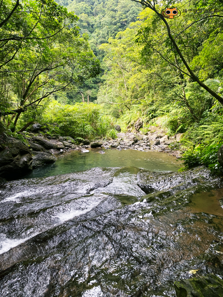 新北烏來入門溯溪|加九寮溪跳水、天然滑水道!