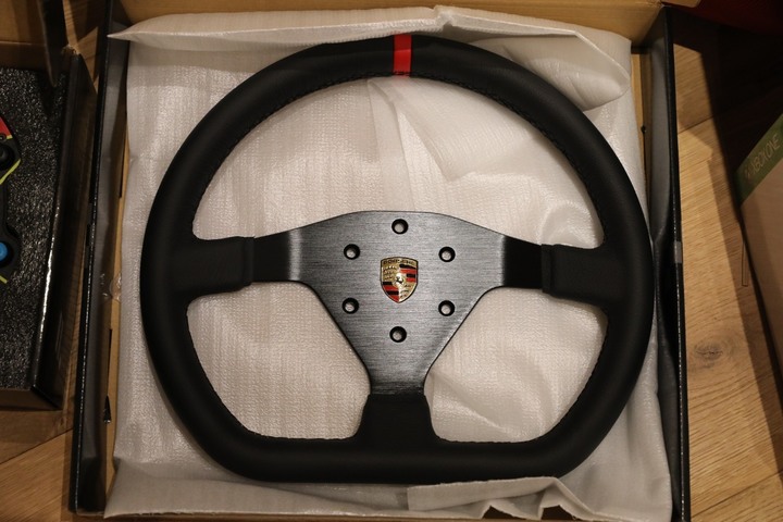 PORSCHE 廠隊職業車手使用賽車Fanatec + Rseat 模擬器購入!