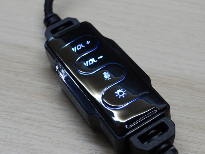 點我看大圖 FANTECH HG21 7.1聲道RGB電競耳機開箱評測