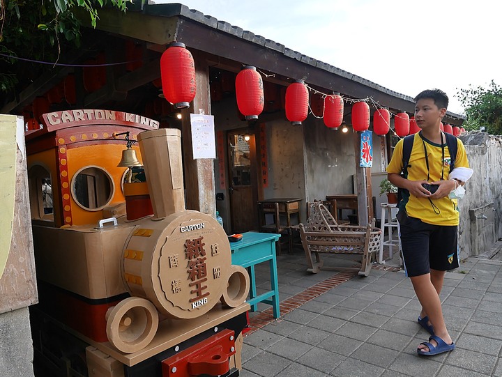 【小惡魔振興券】篤行十村文化園區、張雨生故事館、潘安邦故事館、澎湖花火體驗館 — 老狗的夏天「偽出國」行旅 — Day 6-3 澎湖馬公市區眷村篇