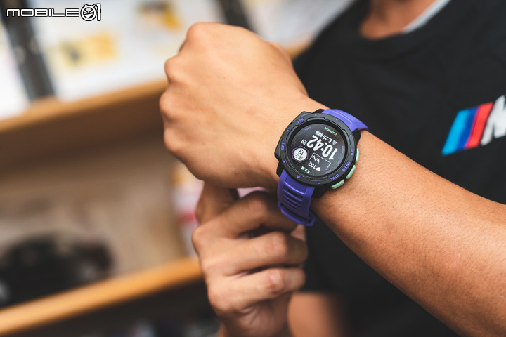 Garmin Instinct X EVA 聯名錶款開箱襲來!機體配色與帥氣的收藏盒都是亮點!