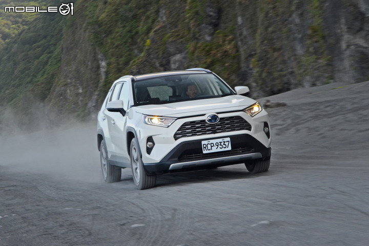 RAV4 / Kuga / Forester / Sportage / Tiguan 集體評比 四驅型 SUV 全面考驗!