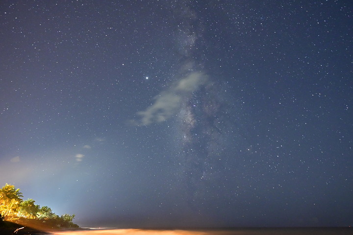 點我看大圖 英仙座流星雨(50秒內3顆)+銀河+閃電+夜間火砲,屏鵝公路海邊的晚上真是好熱鬧。