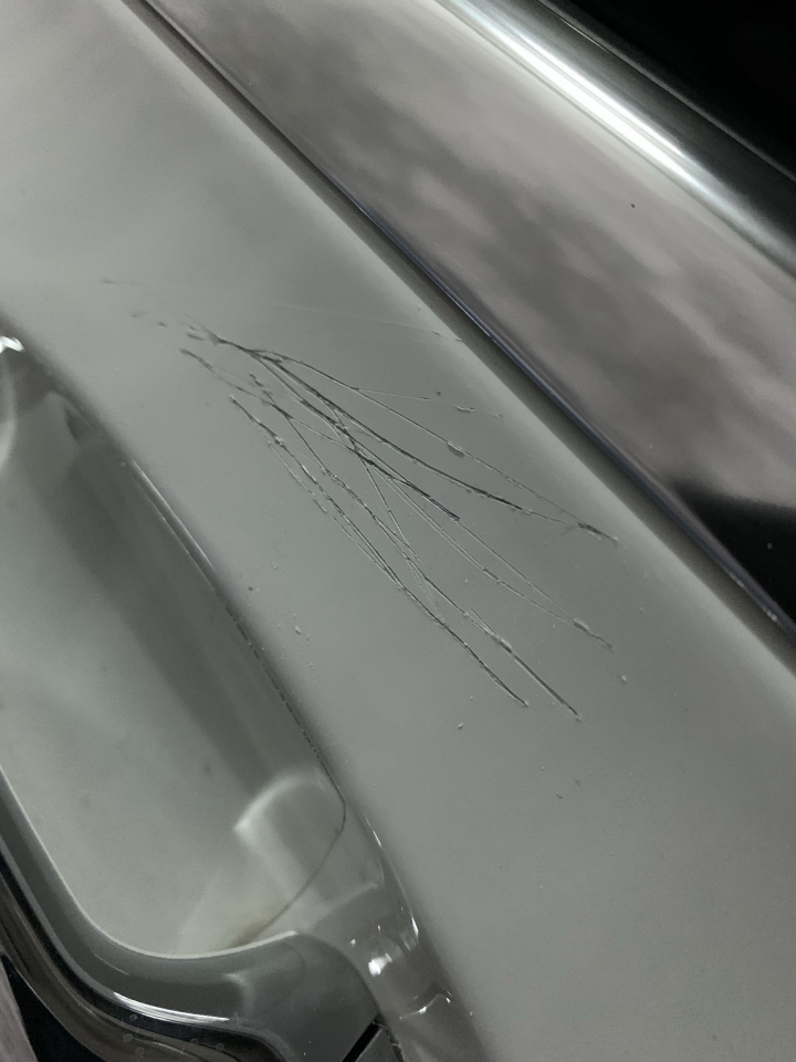 自家愛車在地下室被惡意刮車