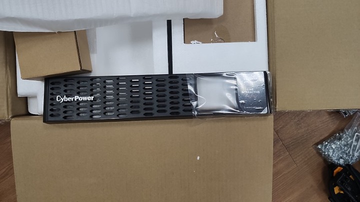 點我看大圖 CyberPower PR1500RT2U 不專業開箱
