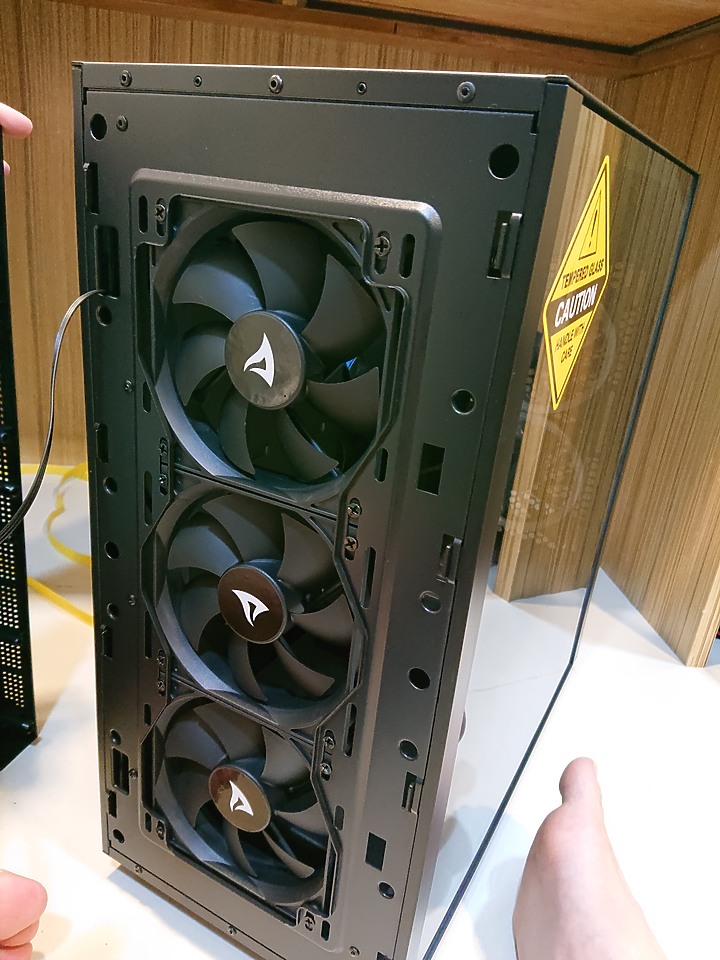 “顛覆”你的想像！！旋剛Sharkoon顛覆者2 REV220不專業開箱