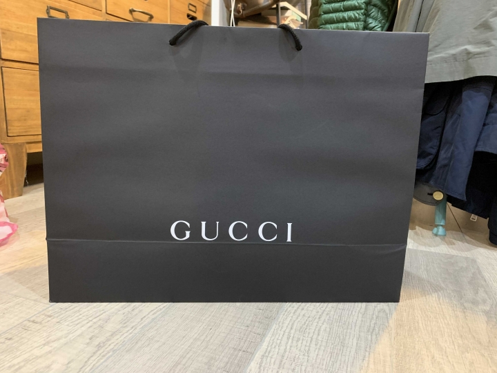 「開箱」GUCCI黑色帶綠紅側背包 & 黑色logo Tee