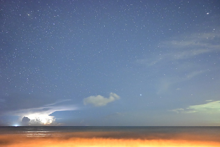 點我看大圖 英仙座流星雨(50秒內3顆)+銀河+閃電+夜間火砲,屏鵝公路海邊的晚上真是好熱鬧。