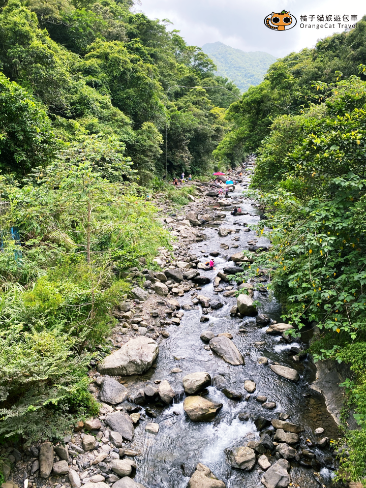 新北烏來入門溯溪|加九寮溪跳水、天然滑水道!