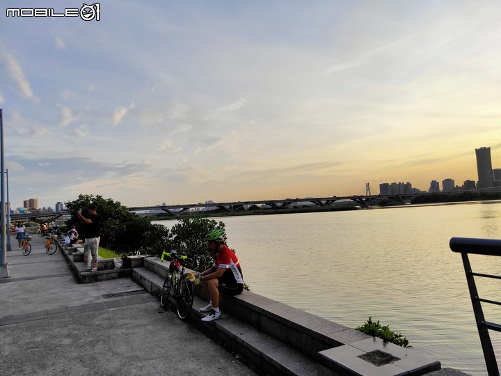 【小惡魔振興券】網美打卡熱點大稻埕碼頭 騎自行車看夕陽