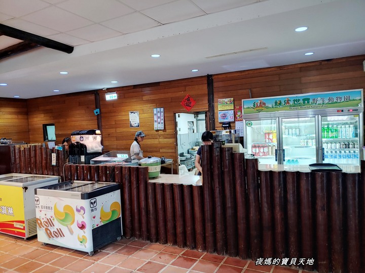 頑皮世界野生動物園。尋找隱身在草地裡的孔雀寶寶,還能近距離餵食水豚、迷你馬、羊駝......等小動物