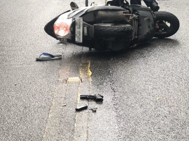 影/闖紅燈不滿BMW駕駛提醒 機車男亮實彈槍反被打趴