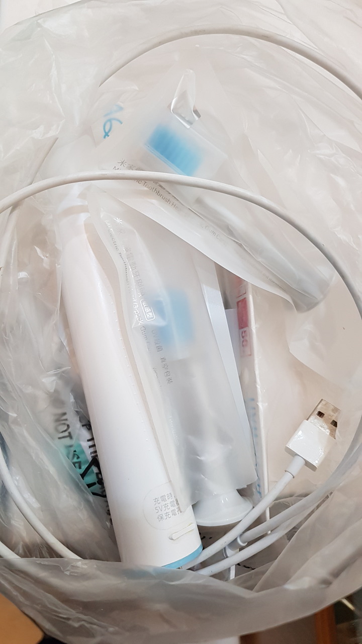 小米 T300 電動牙刷 充電到一半冒煙，燒塑膠的味道，充電口隆起