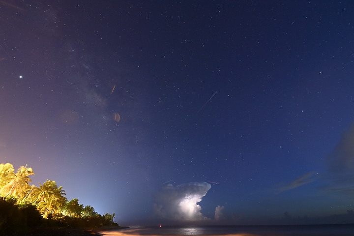 點我看大圖 英仙座流星雨(50秒內3顆)+銀河+閃電+夜間火砲,屏鵝公路海邊的晚上真是好熱鬧。