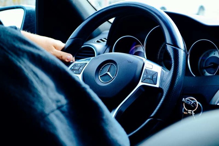 換了名車就換了腦袋?芬蘭研究:開的車愈貴,愈容易變三寶