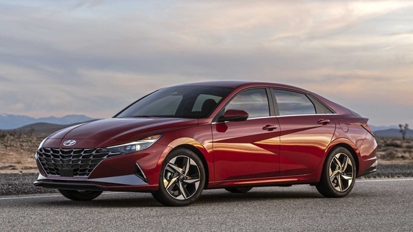 在等 Elantra 2021 一起蓋大樓