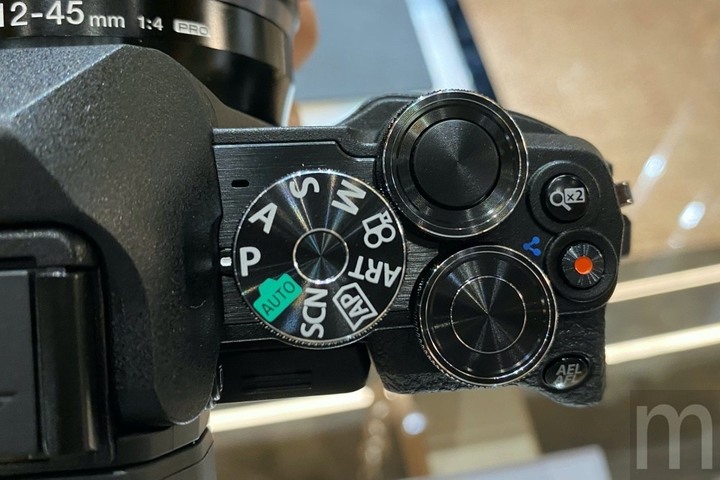 Olympus更新E-M10 Mark IV，增加自拍觸控操作、五軸機身防震與新感光元件