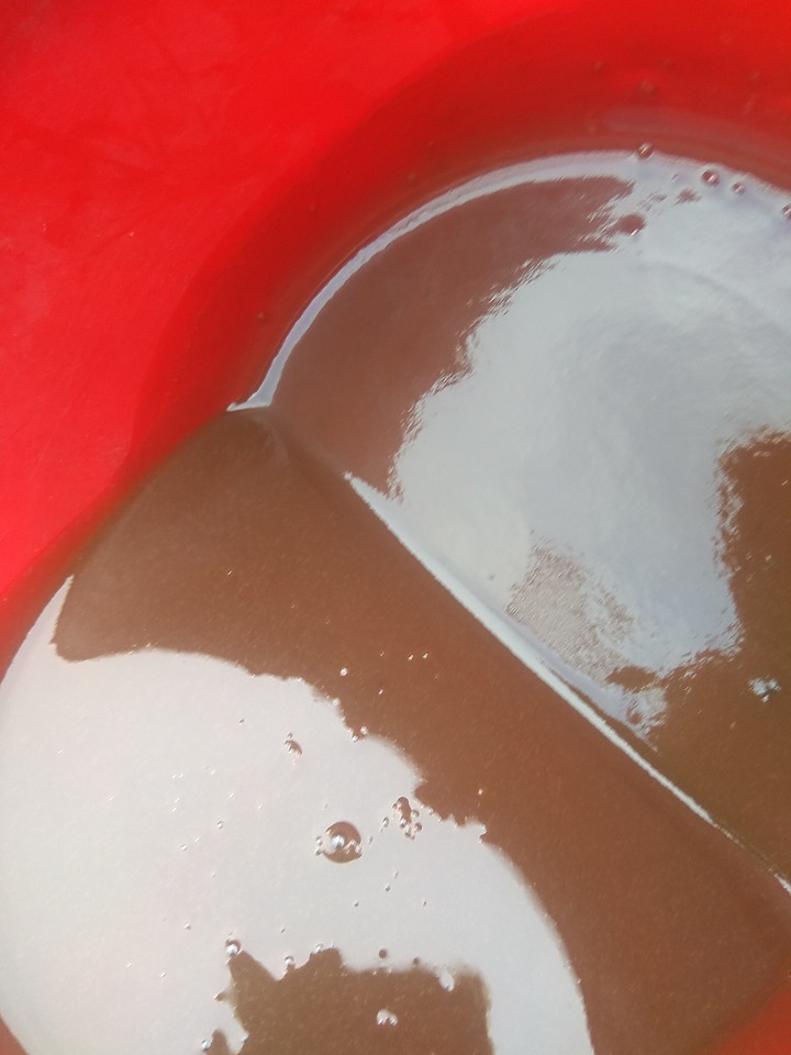 半年多齒輪箱進水變咖啡牛奶 換了五次機油才乾淨