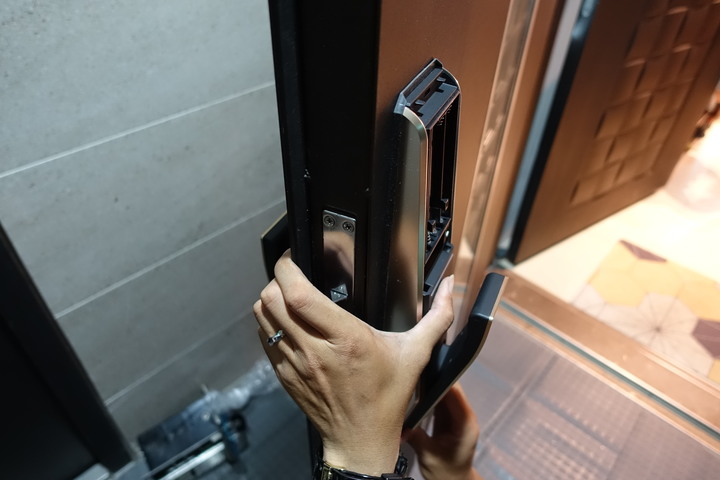 【開箱】韓國市占最強電子鎖龍頭品牌！COMMAX康邁世推拉式全自動電子鎖CDL-811B