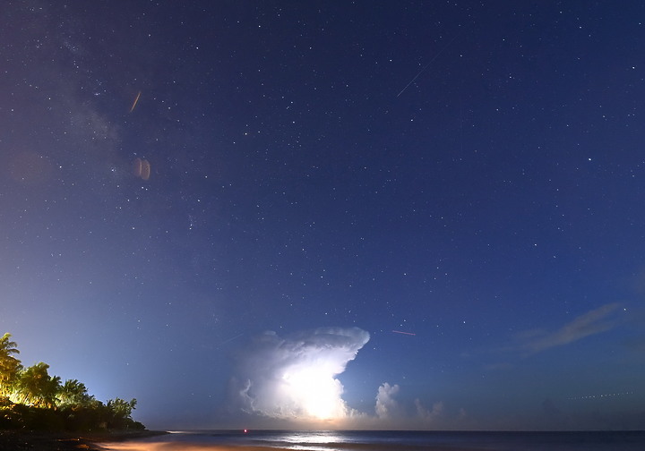 點我看大圖 英仙座流星雨(50秒內3顆)+銀河+閃電+夜間火砲,屏鵝公路海邊的晚上真是好熱鬧。
