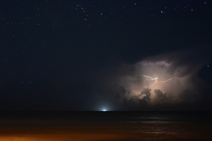 點我看大圖 英仙座流星雨(50秒內3顆)+銀河+閃電+夜間火砲,屏鵝公路海邊的晚上真是好熱鬧。