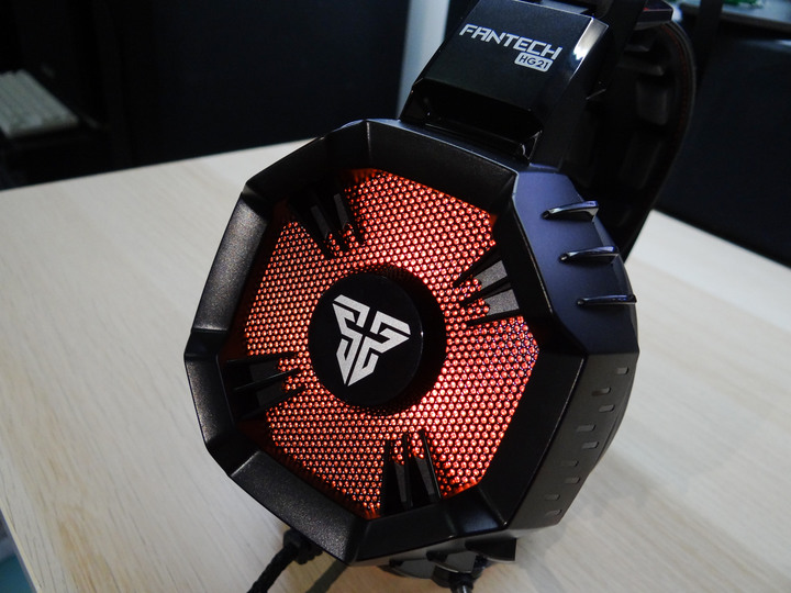 點我看大圖 FANTECH HG21 7.1聲道RGB電競耳機開箱評測