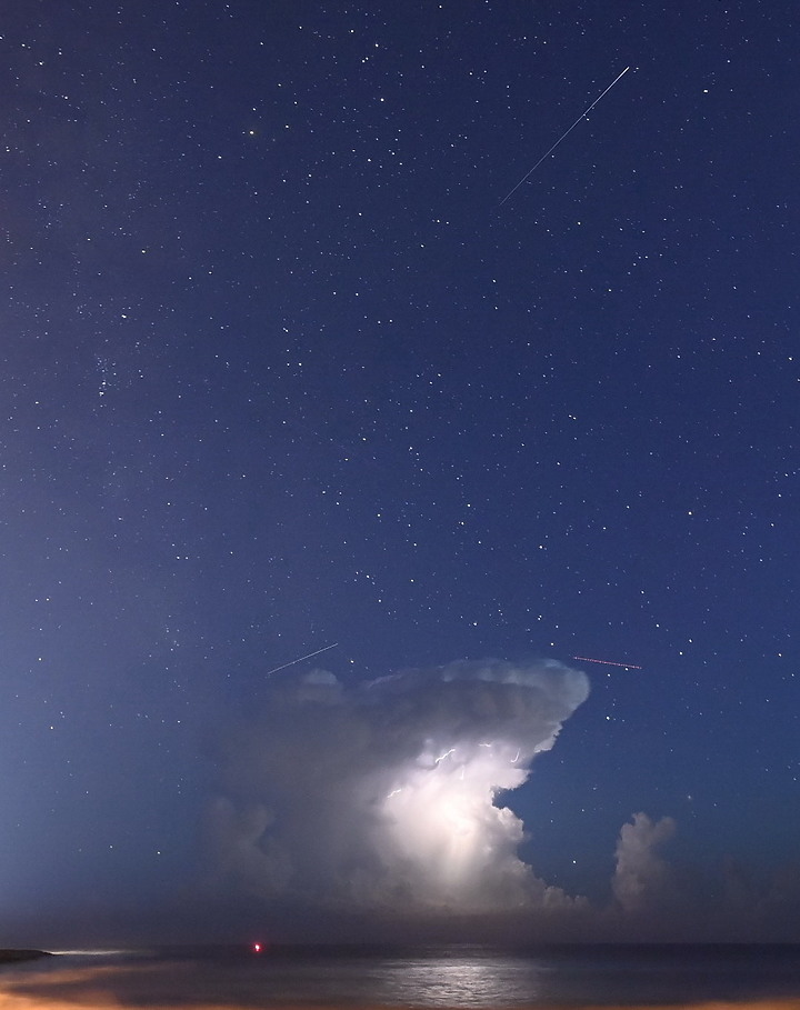 點我看大圖 英仙座流星雨(50秒內3顆)+銀河+閃電+夜間火砲,屏鵝公路海邊的晚上真是好熱鬧。