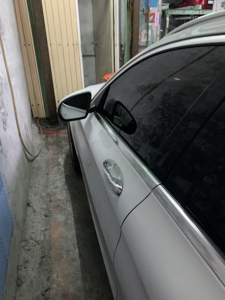 自家愛車在地下室被惡意刮車