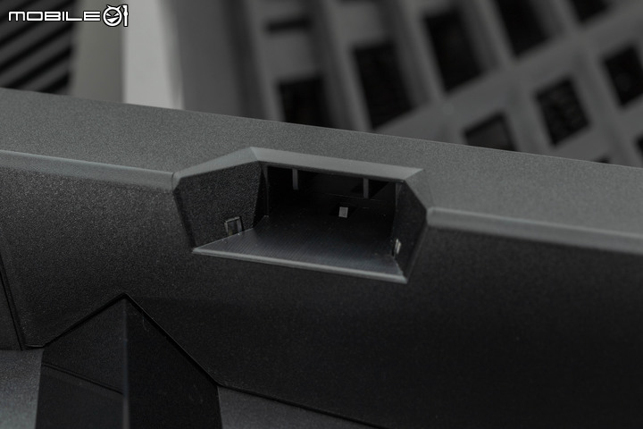 ROG STRIX GT35 電競主機實測 寬版機體擴充性與散熱兼具