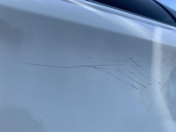 自家愛車在地下室被惡意刮車