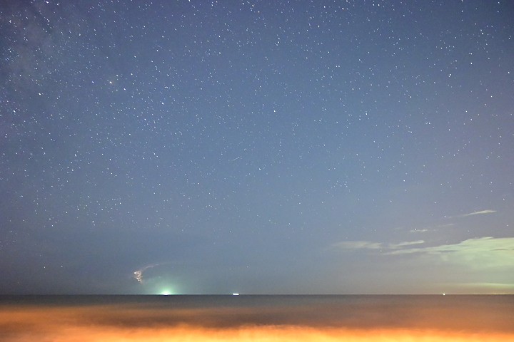 點我看大圖 英仙座流星雨(50秒內3顆)+銀河+閃電+夜間火砲,屏鵝公路海邊的晚上真是好熱鬧。