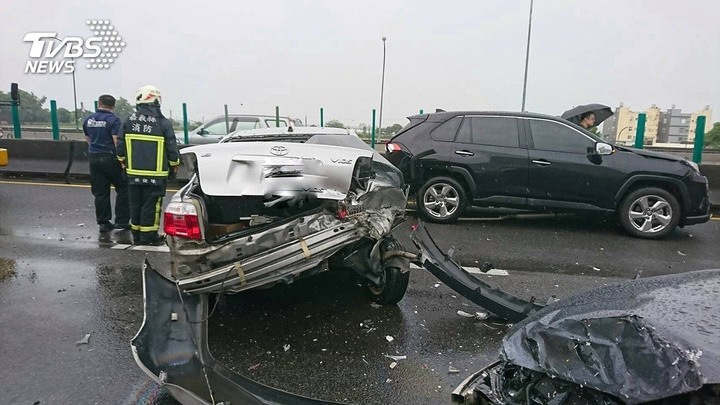 國一民雄段400公尺連2起車禍16車連環撞成一團
