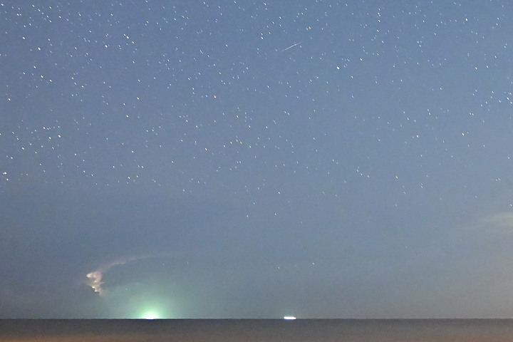 點我看大圖 英仙座流星雨(50秒內3顆)+銀河+閃電+夜間火砲,屏鵝公路海邊的晚上真是好熱鬧。