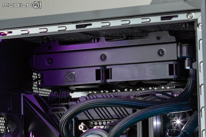 ROG STRIX GT35 電競主機實測 寬版機體擴充性與散熱兼具