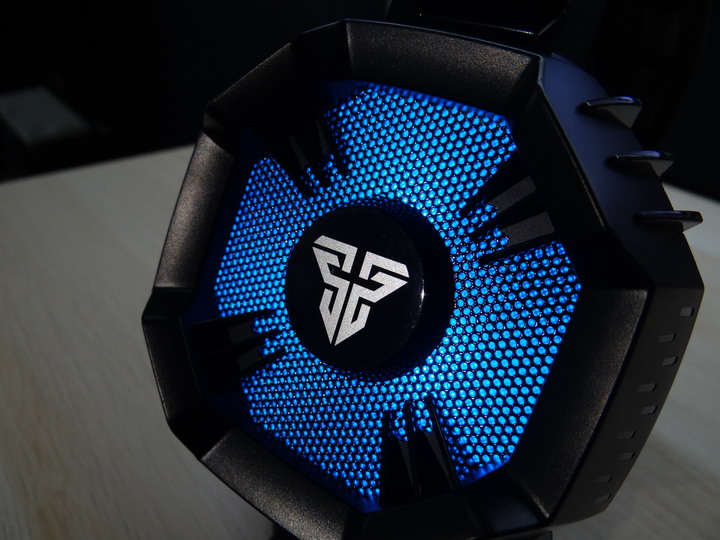 點我看大圖 FANTECH HG21 7.1聲道RGB電競耳機開箱評測
