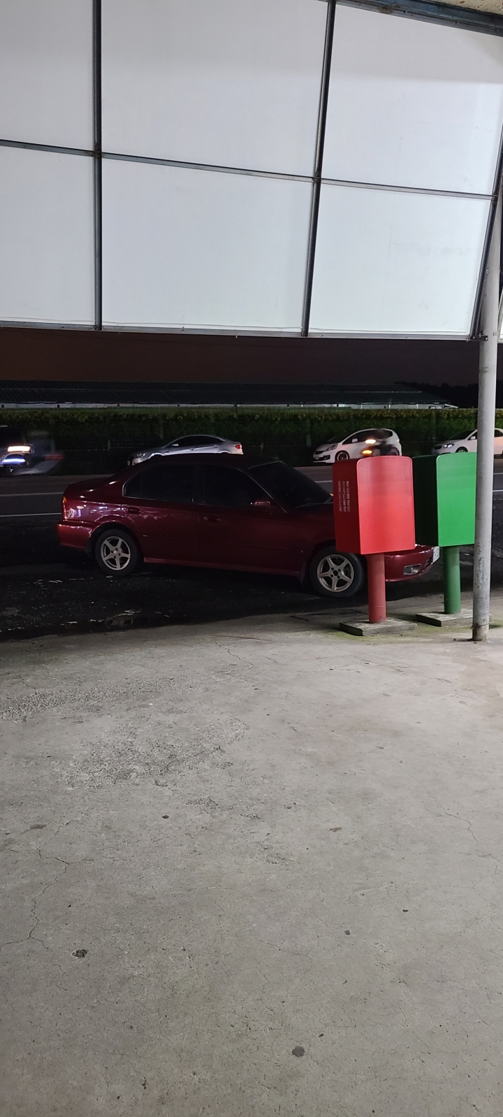 S20+ 用閃光拍照 畫面偏藍色