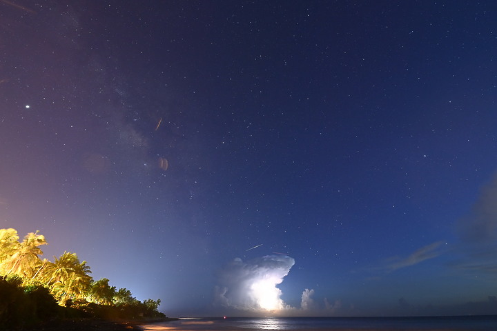 點我看大圖 英仙座流星雨(50秒內3顆)+銀河+閃電+夜間火砲,屏鵝公路海邊的晚上真是好熱鬧。