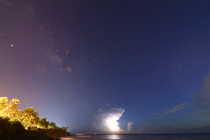 點我看大圖 英仙座流星雨(50秒內3顆)+銀河+閃電+夜間火砲,屏鵝公路海邊的晚上真是好熱鬧。