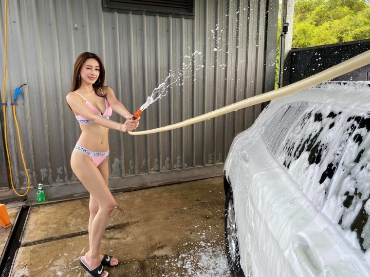 啥咪。這是真的嗎.新竹自助洗車 竟然有比基尼洗車服務！