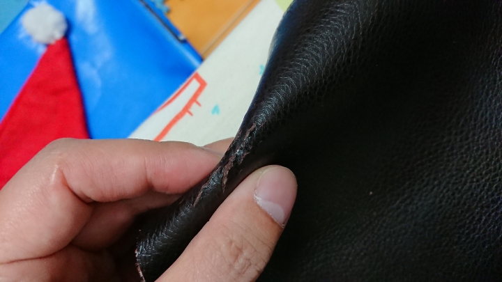 請問皮革為何會裂開呢