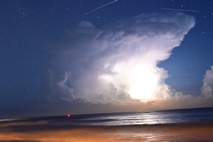 點我看大圖 英仙座流星雨(50秒內3顆)+銀河+閃電+夜間火砲,屏鵝公路海邊的晚上真是好熱鬧。