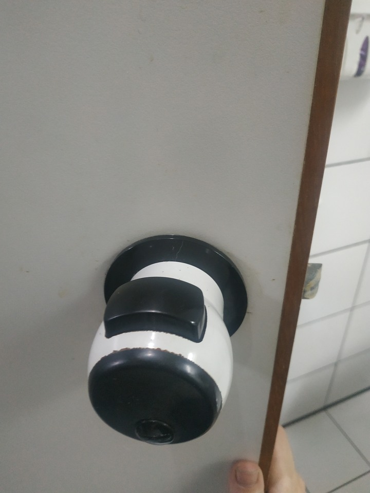 請問這種奇特的喇叭鎖怎麼拆？