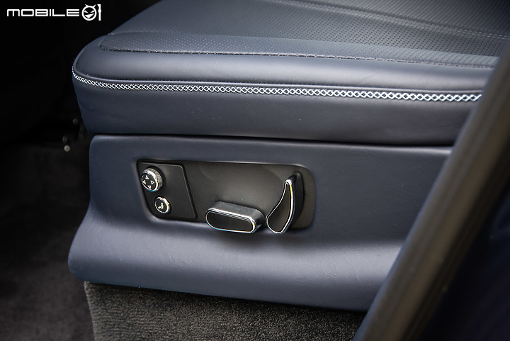 Bentley 新款 Bentayga V8 試駕 古典奢華休旅典範,科技含量益發強大!